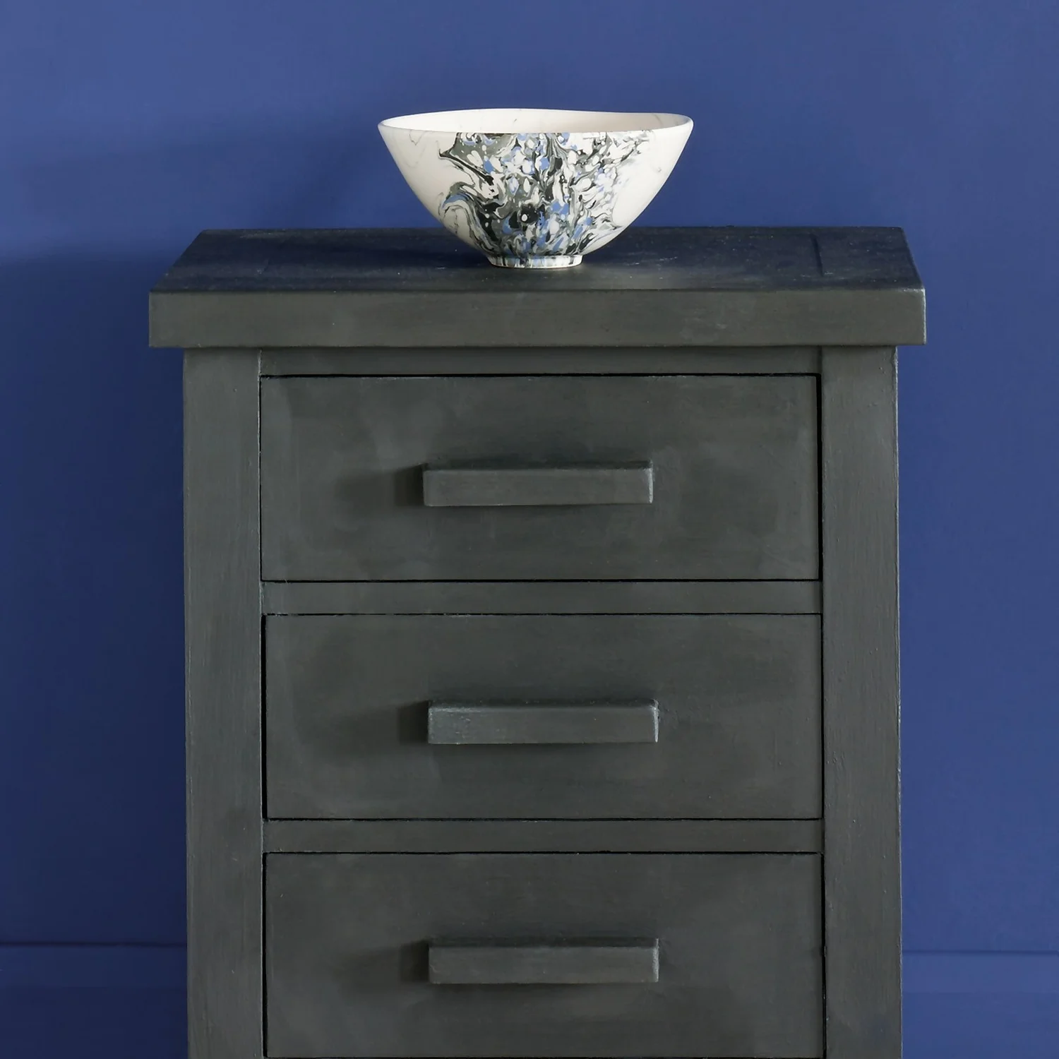 Annie Sloan Graphite Chalk Paint - 1L 2 Annie Sloan Graphite Chalk Paint - 1L - Image 2